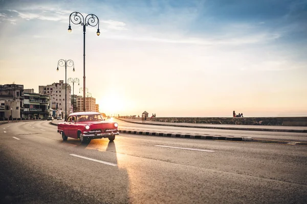 Coche de época conduciendo alrededor, Cuba — Foto de Stock