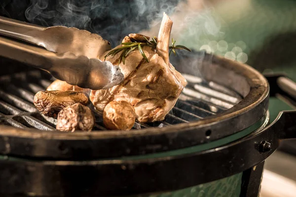 Perfekt Grillad Biff Med Potatis Royaltyfria Stockfoton