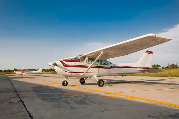 Mały Samolot Śmigło Przodu Parking Pas Startowy Przygotowanie Lotu — Zdjęcie stockowe