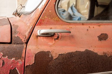 Eski model paslı bir araba..