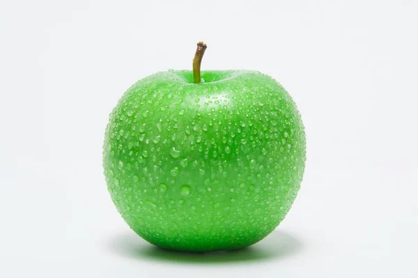 Nahaufnahme grüner Apfel mit Wassertropfen — Stockfoto