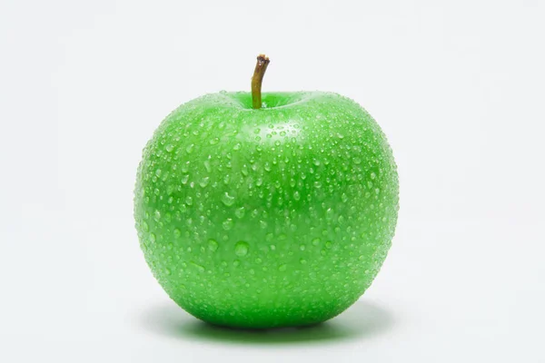 Primeros planos manzana verde con gotas de agua —  Fotos de Stock