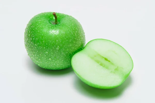 Primeros planos manzana verde con gotas de agua —  Fotos de Stock