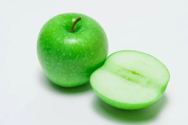 Grüner Apfel, isoliert auf weißem Hintergrund — Stockfoto