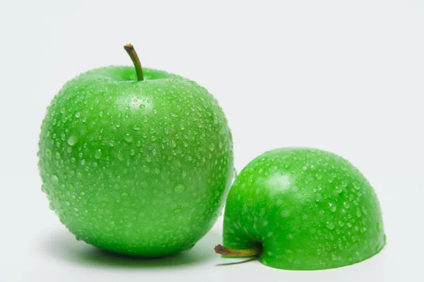 Крупный план зеленого яблока с водяными капельками — стоковое фото