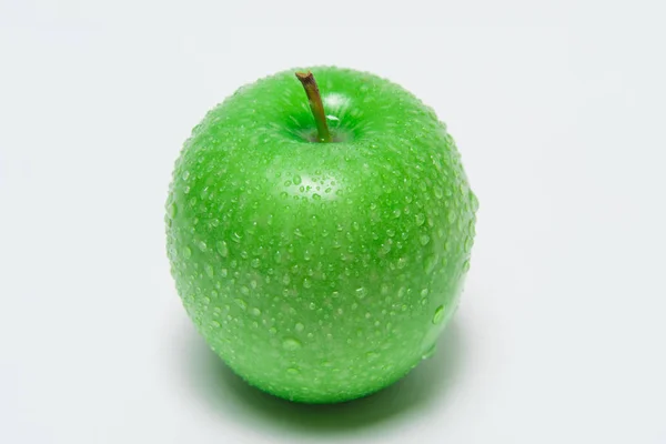 Крупный план зеленого яблока с водяными капельками — стоковое фото