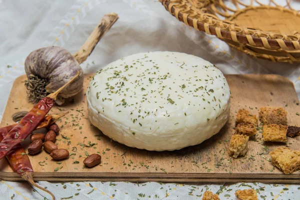 Traditioneller russischer Adygei-Käse — Stockfoto