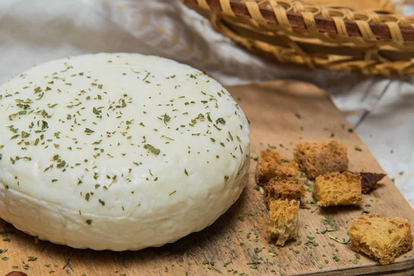 Traditioneller russischer Adygei-Käse — Stockfoto