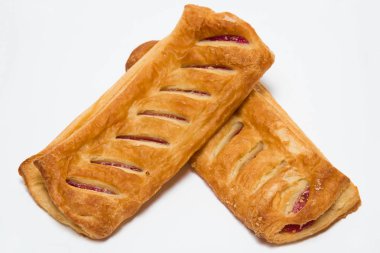 Reçel dolu tatlı çörekler beyaz arka planda izole