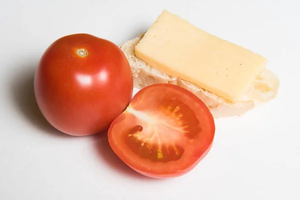 Um tomate vermelho e meio fresco e sanduíche saudável com cheeze — Fotografia de Stock