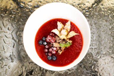 T üzerinde beyaz tabak içinde taze berry çilek çorbası üzerinde Üstten Görünüm