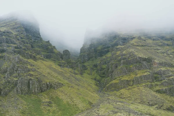 Mist in de IJslandse bergen — Stockfoto