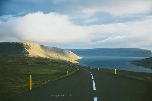 eğri yol Kuzey İzlanda, alacakaranlıkta deniz lagoon aracılığıyla.