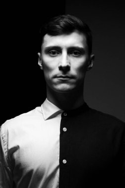 Düşük anahtar farklı gömlek siyah beyaz bir adam portresi.