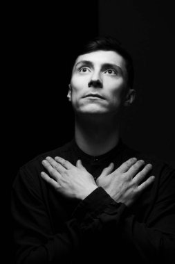 Siyah ve beyaz siyah tişörtlü adam düşük anahtar portresi.