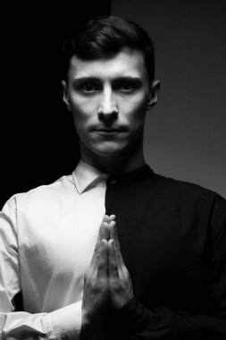 Düşük anahtar farklı gömlek siyah beyaz bir adam portresi.