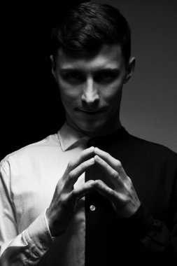 Düşük anahtar farklı gömlek siyah beyaz bir adam portresi.