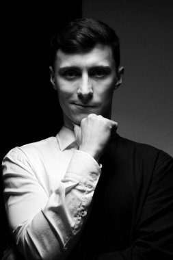 Düşük anahtar farklı gömlek siyah beyaz bir adam portresi.