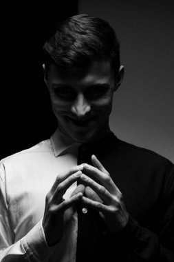 Düşük anahtar farklı gömlek siyah beyaz bir adam portresi.