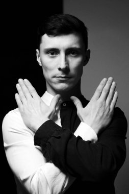 Düşük anahtar farklı gömlek siyah beyaz bir adam portresi.