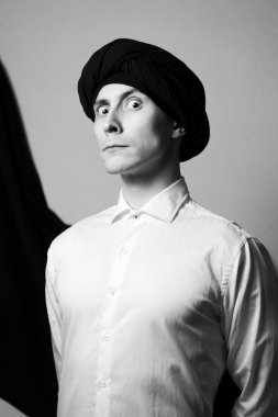 Siyah beyaz beyaz gömlekli bir adam düşük anahtar portresi.