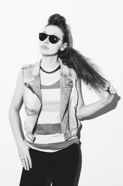 Serin çılgın serseri kız portresi