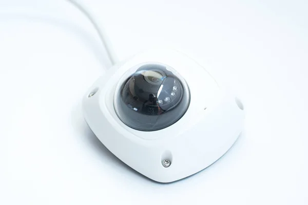 Câmera de vigilância isolada em fundo branco, com caminhos de recorte — Fotografia de Stock