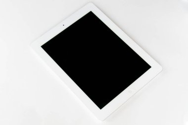 izole beyaz zemin üzerine beyaz tablet bilgisayar