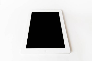 izole beyaz zemin üzerine beyaz tablet bilgisayar
