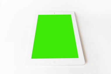 Beyaz arka plan üzerinde izole yeşil ekranlı dijital tablet bilgisayar.