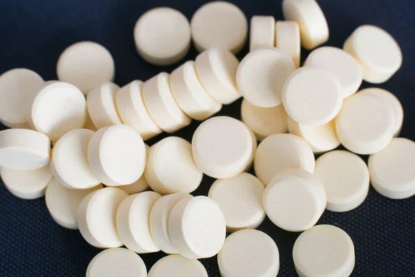 Apotheke Thema, weiße Medikamententabletten isoliert auf schwarzem Hintergrund — Stockfoto