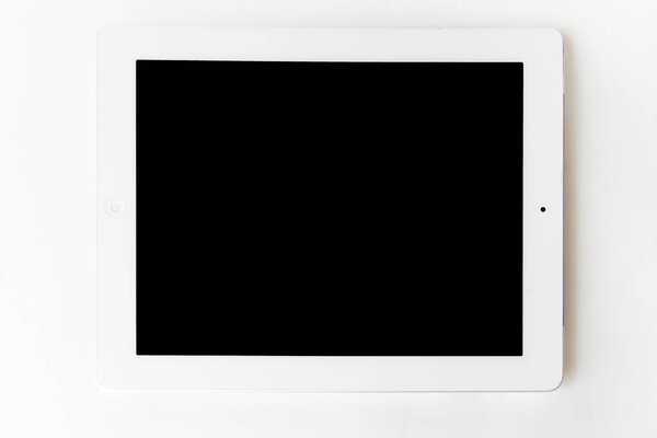 Белый планшетный компьютер изолирован на белом фоне
