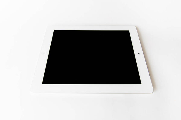 Белый планшетный компьютер изолирован на белом фоне
