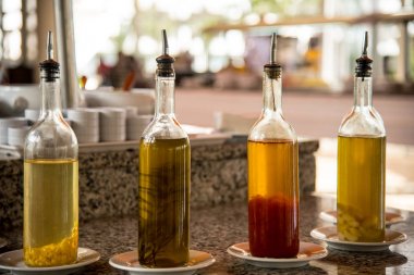 Farklı tür bitkisel yağ şişeleri