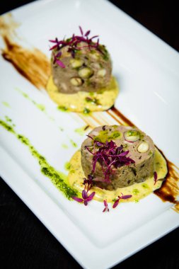 Şef s özel hizmet masada restoranda sunulan