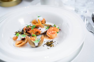 Şef s özel hizmet masada restoranda sunulan