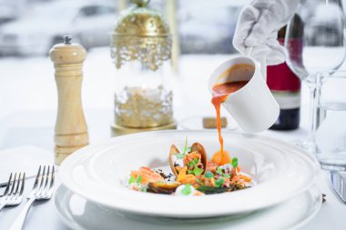 Şef s özel hizmet masada restoranda sunulan