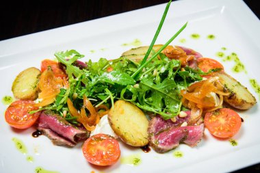 Şef s özel hizmet masada restoranda sunulan