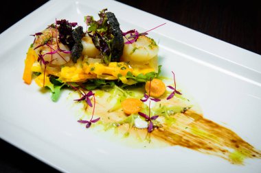 Şef s özel hizmet masada restoranda sunulan