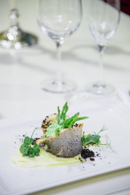 Şef s özel hizmet masada restoranda sunulan