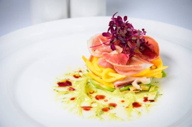 Şef s özel hizmet masada restoranda sunulan