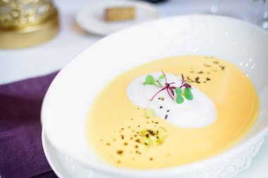 Şef s özel hizmet masada restoranda sunulan