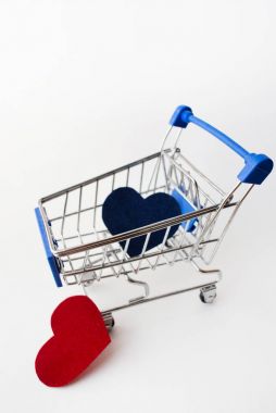 imza için bir alışveriş sepeti bir beyaz zemin üzerine mavi ve kırmızı kalbimizde yer