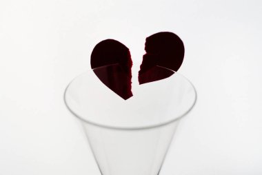 Beyaz arka plan ve imza için yer kırık kalp ile wineglasse