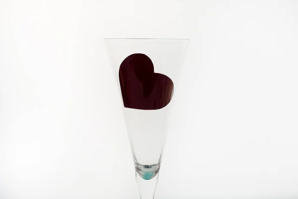 Wineglasse avec coeur sur fond blanc et lieu de signature — Photo