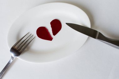 Bir tablo ayarı kaplar ve kırık kalp beyaz arka planda imza için yer. Üst görünüm.