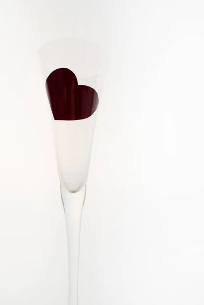 Weinglas mit Herz auf weißem Hintergrund und Platz für Signatur — Stockfoto