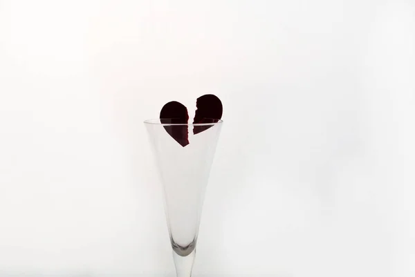 Weinglas mit gebrochenem Herzen auf weißem Hintergrund und Platz für Signatur — Stockfoto