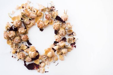 Flovers ve yaprakları imza için yer beyaz zemin üzerine yapılan kalp simgesi