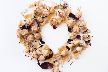 Flovers ve yaprakları imza için yer beyaz zemin üzerine yapılan kalp simgesi